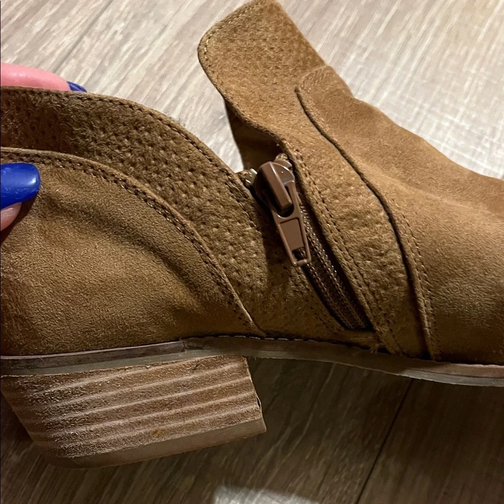 DV by Dolce Vita Tan Chukka Boots Size 7.5
